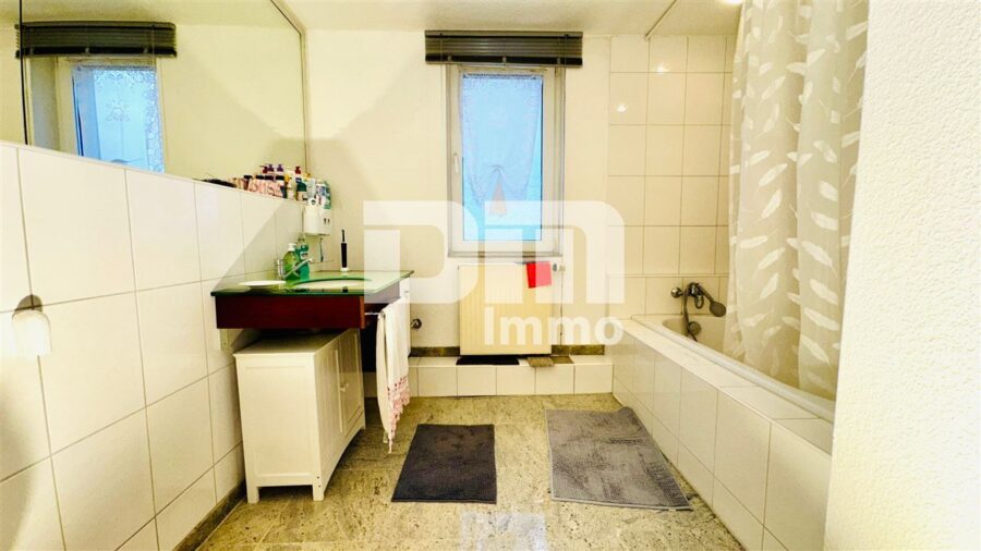 Schönes Ein- bis Zweifamilienhaus mit Gartenbereich, Terrasse + Balkon und Doppelgarage - OG Badezimmer / Badewanne